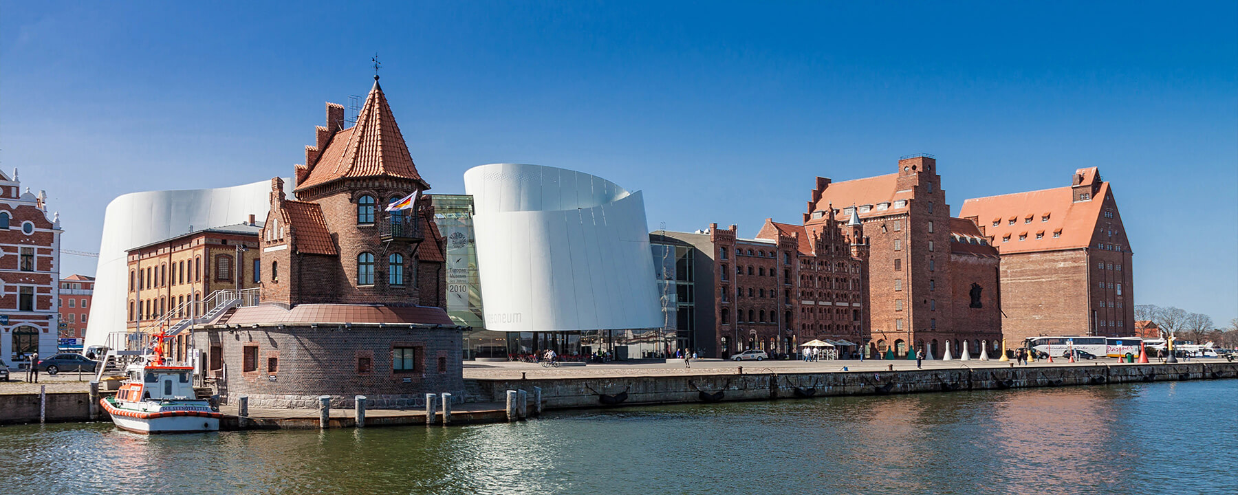 Das Ozeaneum in Stralsund ist ein preisgekröntes Meeresmuseum, das faszinierende Ausstellungen über die Unterwasserwelten der Nord- und Ostsee sowie der Weltmeere bietet