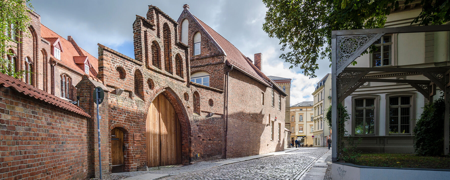 Die Altstadt von Stralsund, die zum UNESCO-Weltkulturerbe gehört, beeindruckt mit ihrer gut erhaltenen mittelalterlichen Architektur, wie am Stralsund Museum