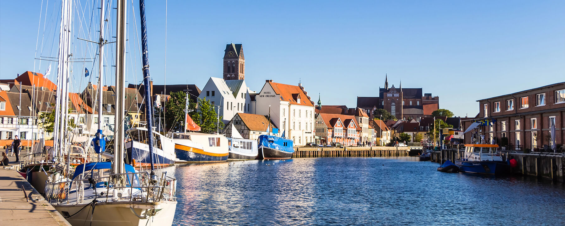 Wismar ist eine historische Hansestadt an der Ostseeküste Mecklenburg-Vorpommerns und bekannt für ihre gut erhaltene mittelalterliche Altstadt, die zum UNESCO-Weltkulturerbe gehört