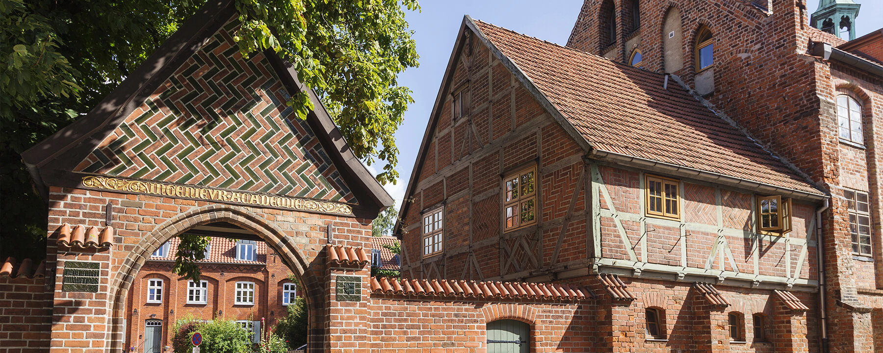 Die Altstadt von Wismar beeindruckt mit ihren gut erhaltenen Backsteinbauten, malerischen Gassen und historischen Plätzen.