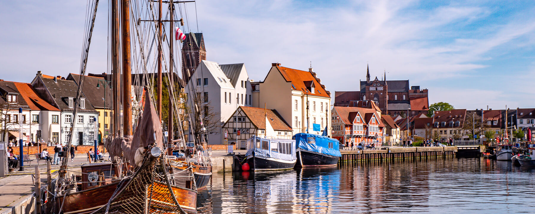 Der Hafen von Wismar ist ein lebendiger Ort, der die maritime Tradition der Stadt widerspiegelt und sowohl historische Segelschiffe als auch moderne Frachter beheimatet