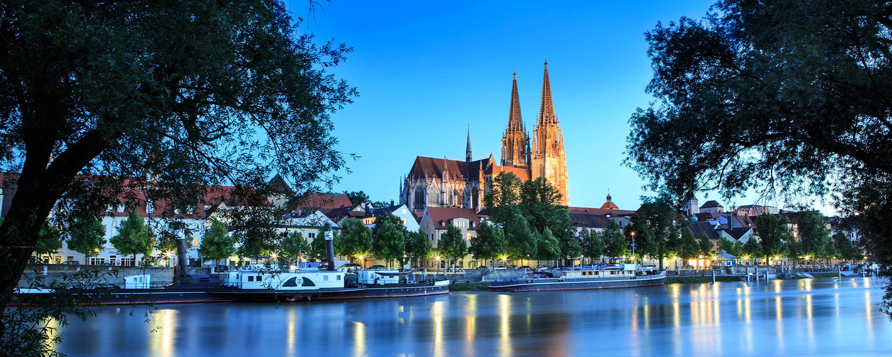 Das Wahrzeichen von Regensburg ist der Dom St. Peter mit seiner gotischen Architektur