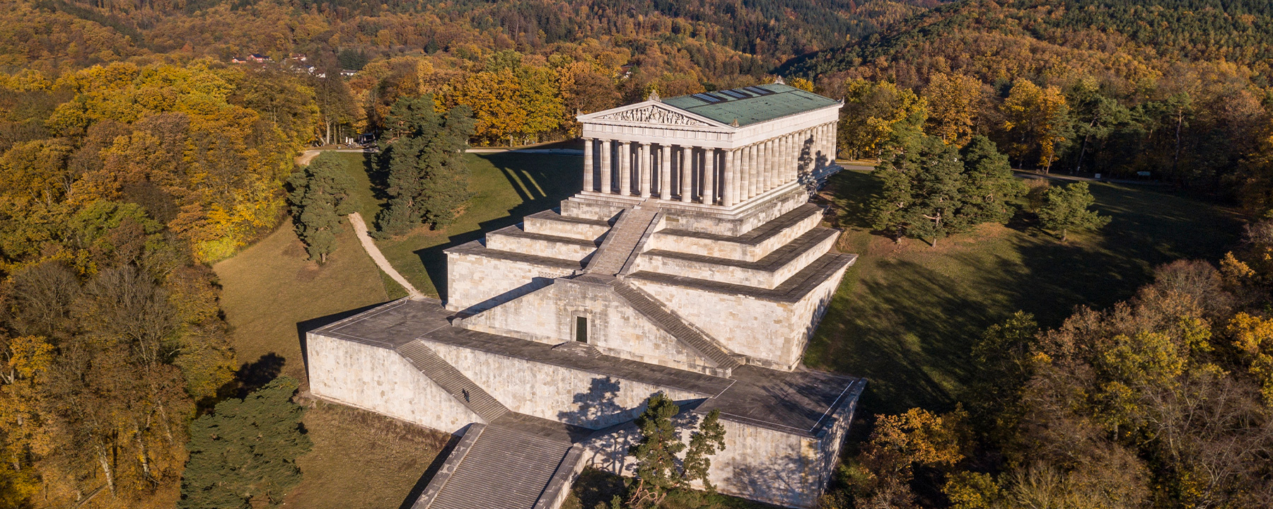 Die imposante Gedenkstätte Walhalla zeigt Büsten und Gedenktafeln bedeutender Deutscher