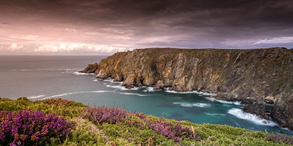 Die Bretagne ist geprägt von Kaps und steilen Felsen, wie am Cap Sizun