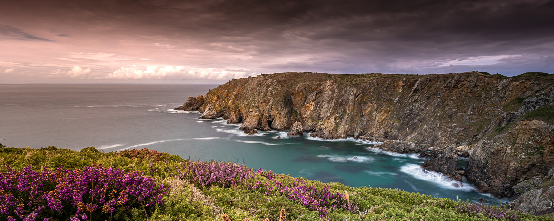 Die Bretagne ist geprägt von Kaps und steilen Felsen, wie am Cap Sizun