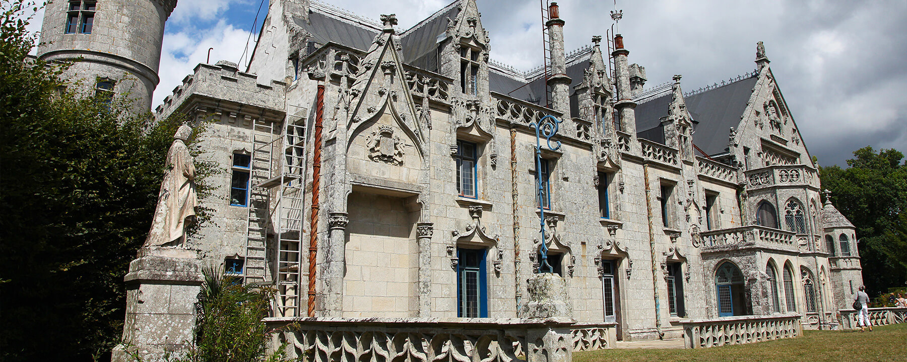 Das Château de Keriolet ist ein prächtiges Schloss aus dem 19. Jahrhundert und beeindruckt mit seiner faszinierenden Architektur und reichen Geschichte