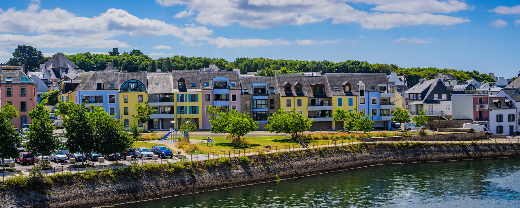 Die Menschen in Concarneau sind herzlich und stolz auf ihre maritime Tradition. Sie leben in enger Verbindung mit dem Meer, was sich in ihrem Alltag und ihren Festen widerspiegelt. 