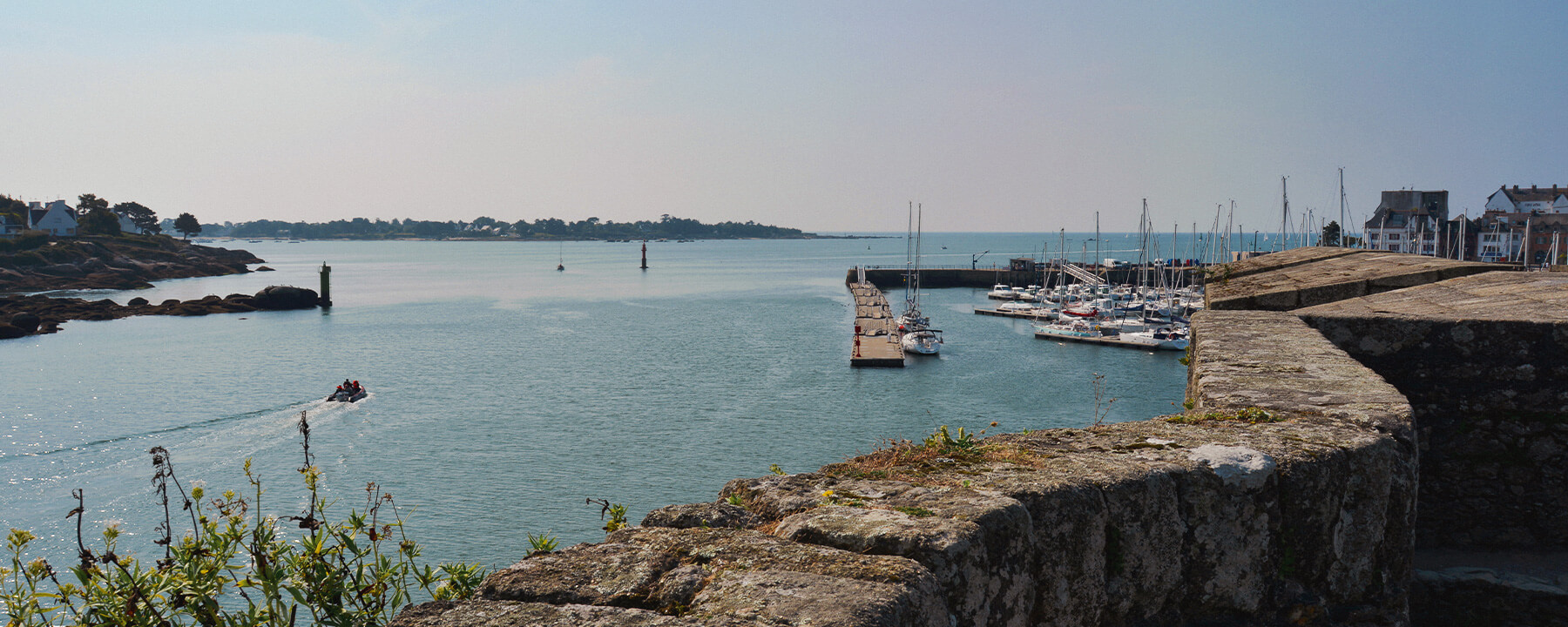 Der Hafen von Concarneau ist einer der wichtigsten Fischereihäfen Frankreichs und verbindet traditionelle Fischereiaktivitäten mit modernen Jachthäfen