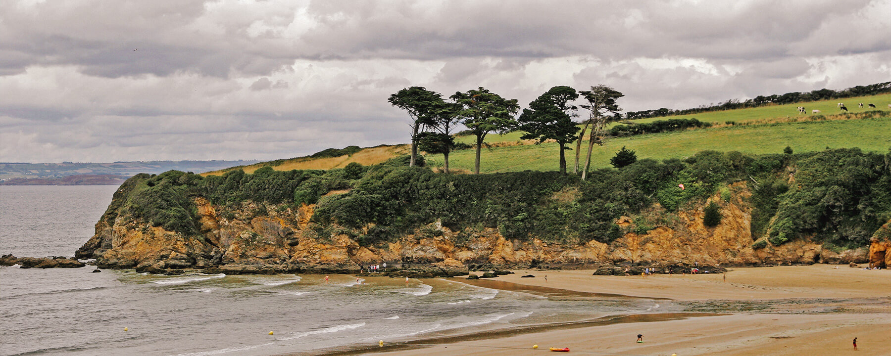 Die Strände von Douarnenez, darunter der Plage des Sables Blancs und der Plage de Kervel, bieten weitläufige Sandflächen und ruhiges Wasser, ideal zum Schwimmen, Sonnenbaden und für lange Spaziergänge