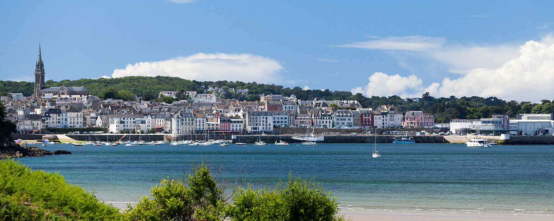 Douarnenez ist eine historische Hafenstadt und bekannt für ihre reiche Fischereitradition, das maritime Museum und die wunderschönen Strände