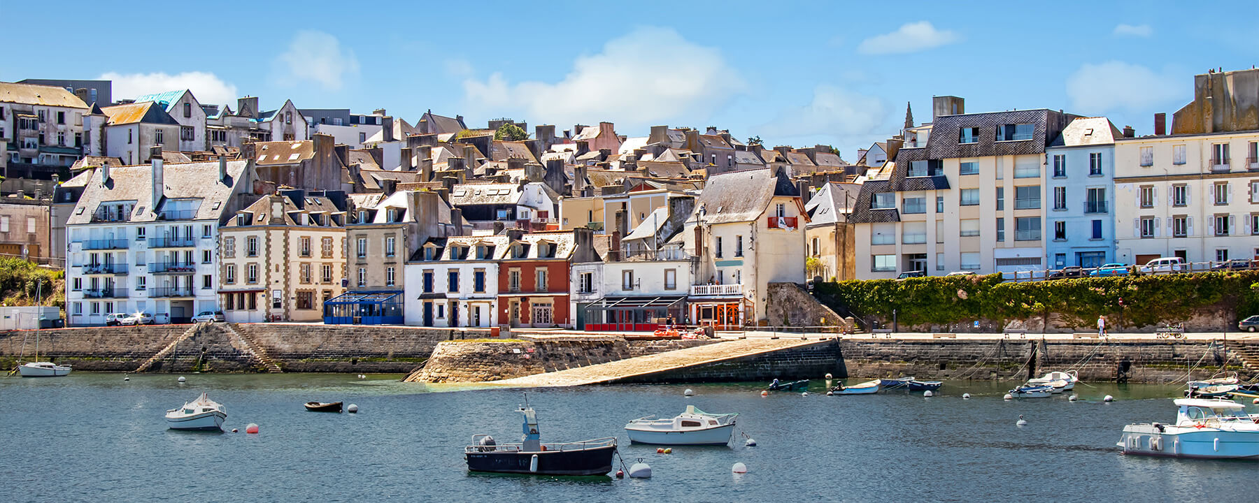 Die Altstadt von Douarnenez besticht durch ihre engen Gassen, gut erhaltenen historischen Gebäude und eine Vielzahl von kleinen Boutiquen und Cafés, die den traditionellen bretonischen Charme versprühen