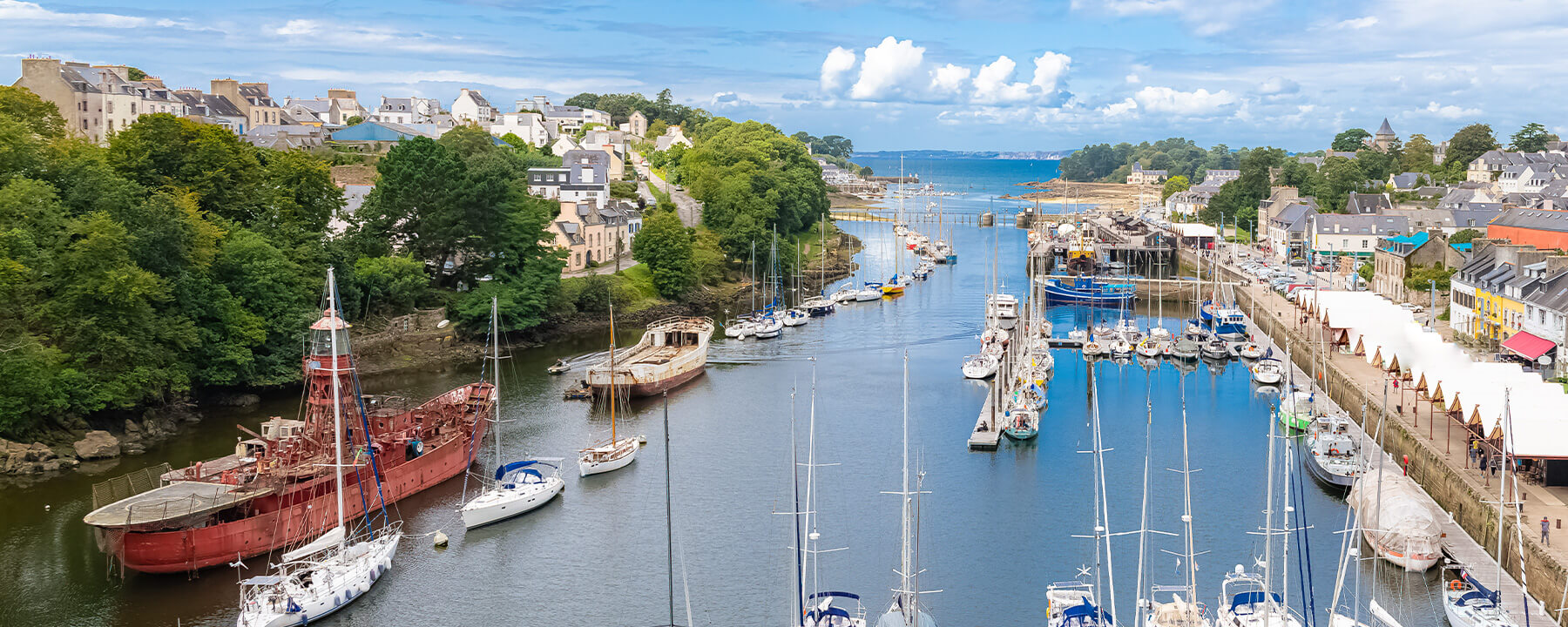 Der Hafen von Douarnenez ist lebendig und historisch bedeutsam, geprägt von seiner langen Fischereitradition und den farbenfrohen Fischerbooten