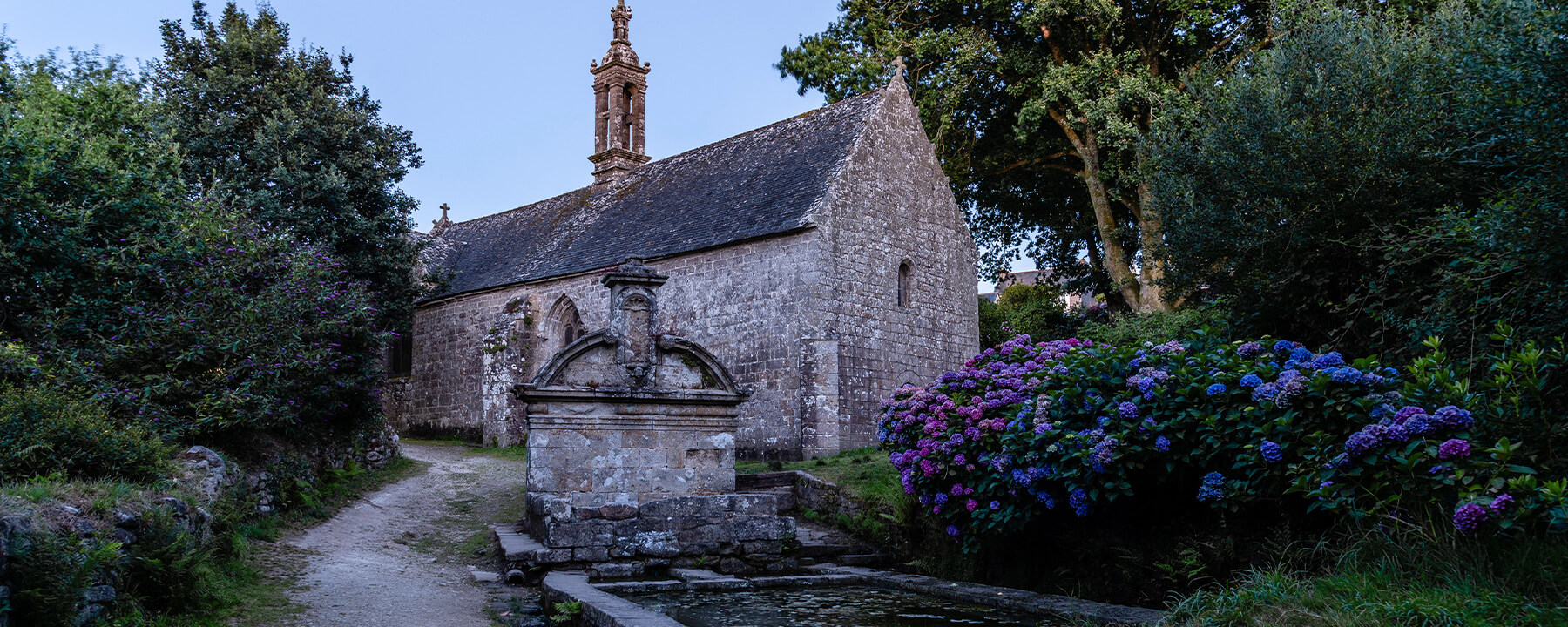 Die Chapelle Notre-Dame-de-Bonne-Nouvelle ist eine kleine Kapelle aus dem 15. Jahrhundert, die durch ihre schlichte Schönheit und die friedliche Umgebung besticht