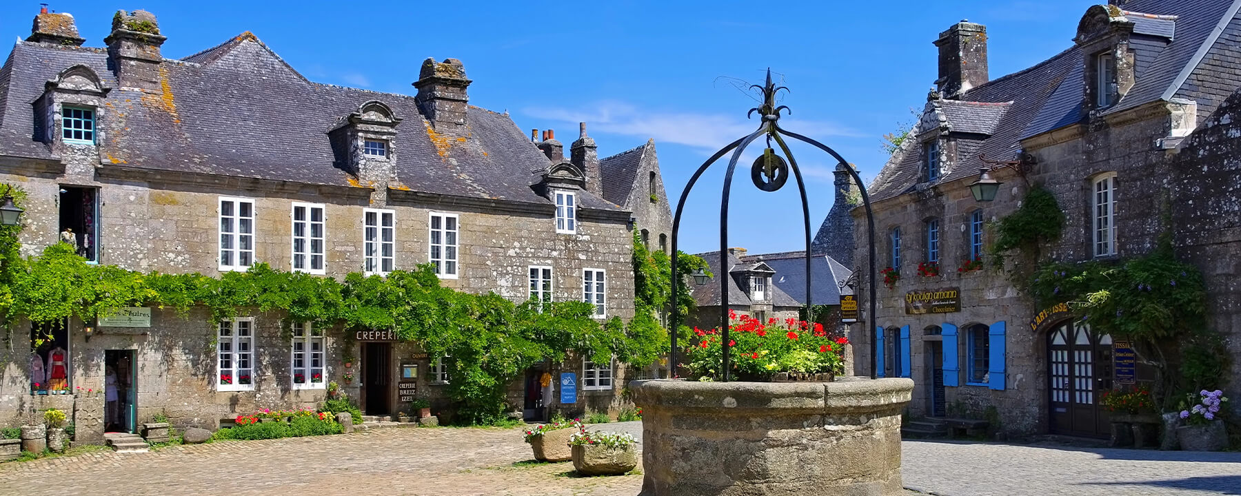 Der Place de l'Église ist der zentrale Platz des Dorfes, umgeben von historischen Granithäusern und dominiert von der imposanten Kirche Saint-Ronan