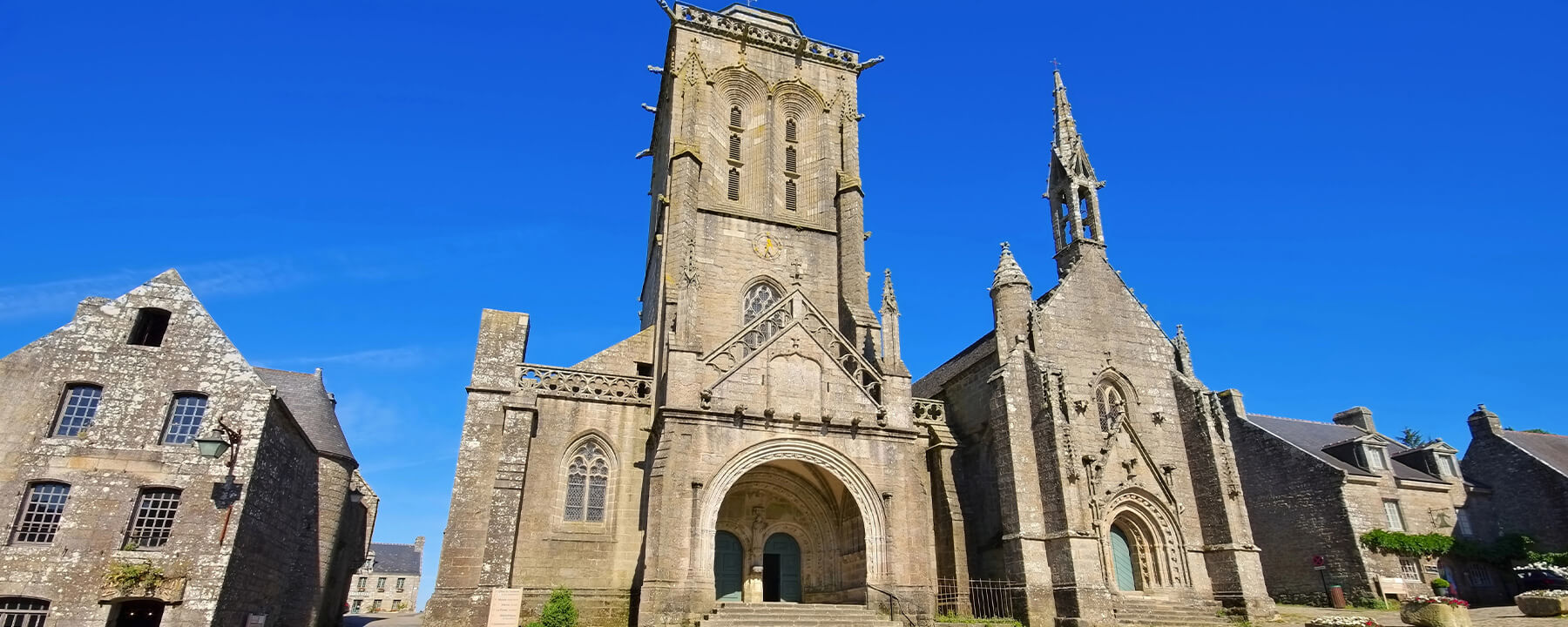 Die Kirche Saint-Ronan ist erbaut im 15. Jahrhundert und ein gotisches Bauwerk, das für seine kunstvollen Glasfenster und bedeutende religiöse Geschichte bekannt ist