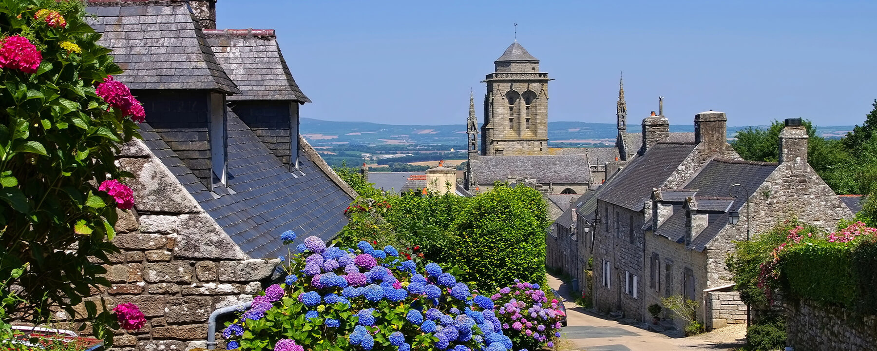 Locronan ist ein historisches Dorf in der Bretagne und bekannt für seine gut erhaltenen Granithäuser aus dem 17. und 18. Jahrhundert und seine bedeutende Rolle in der Leinenweberei des Mittelalters