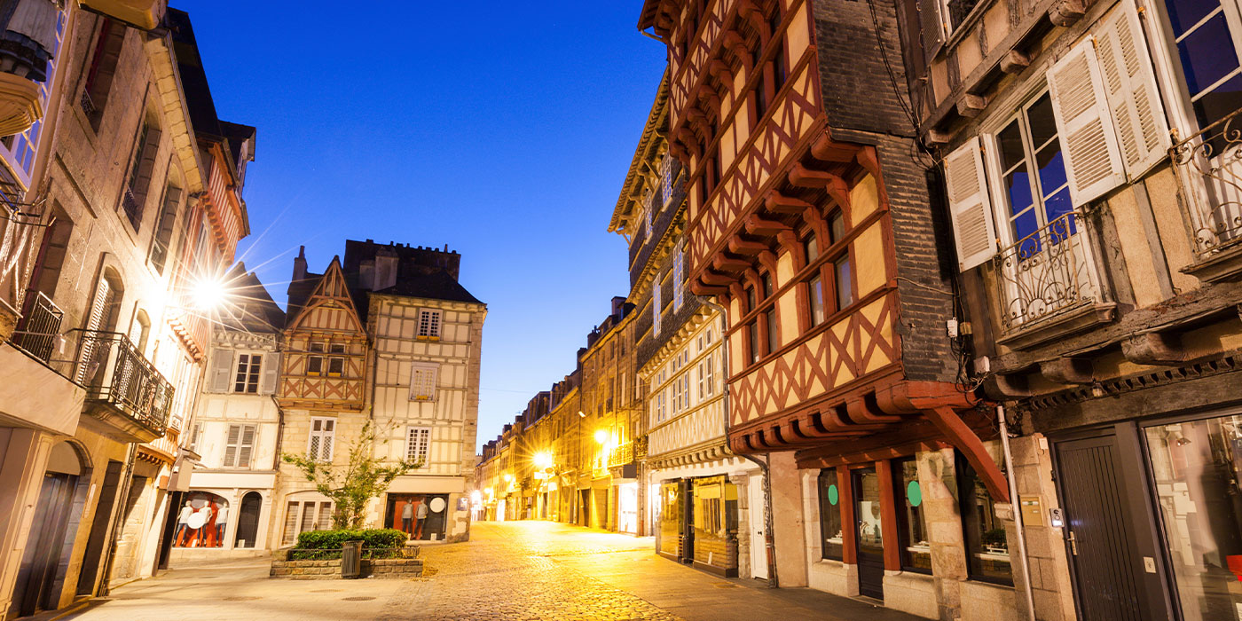 Die wunderschöne Altstadt von Quimper bei Nacht