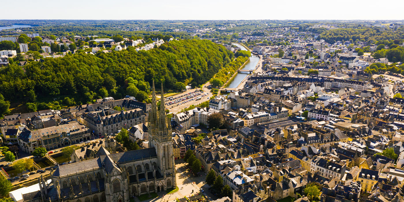 Luftaufnahme von Quimper mit der Kathedrale Saint-Corentin und dem Fluss Odet