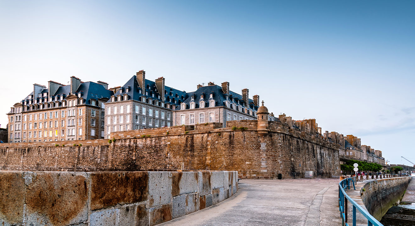 Die imposanten Stadtmauern von Saint-Malo