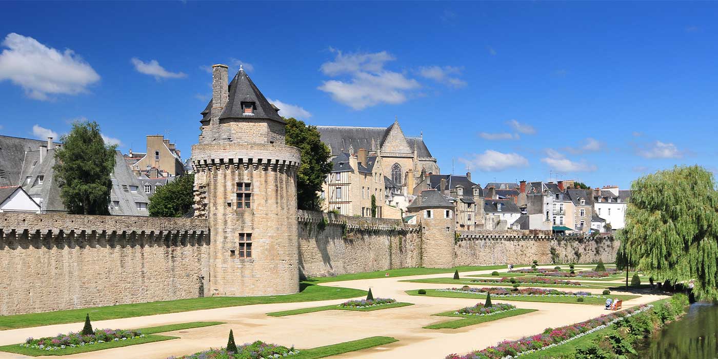 Die beeindruckenden Stadtmauern der mittelalterlichen Stadt Vannes