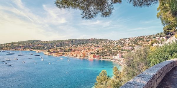 Oberhalb von Villefranche-sur-Mer hast du einen wundervollen Blick auf die Bucht