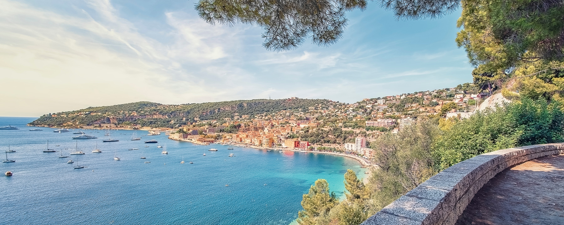 Oberhalb von Villefranche-sur-Mer hast du einen wundervollen Blick auf die Bucht