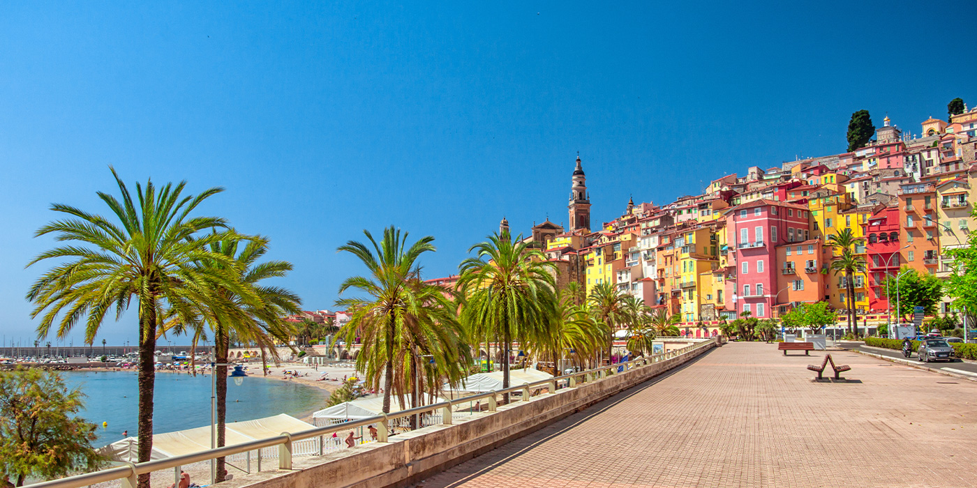 Die Côte d’Azur lädt zum Bummeln und Entspannen ein, wie auf der Strandpromenade von Menton