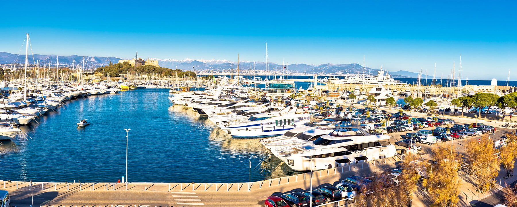 Antibes liegt zwischen Nizza und Cannes und ist bekannt für die historische Altstadt, den berühmten Hafen Port Vauban und das Picasso-Museum