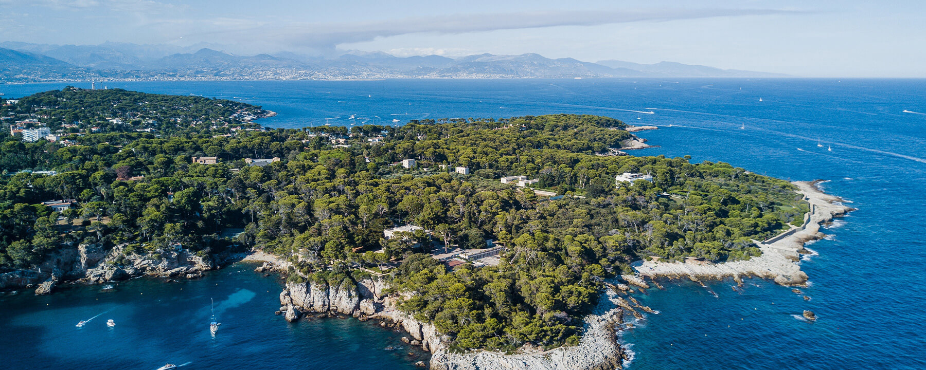 Cap d'Antibes ist eine malerische Halbinsel an der Côte d'Azur, die für ihre luxuriösen Villen, wunderschönen Strände und das historische Hotel du Cap-Eden-Roc bekannt ist