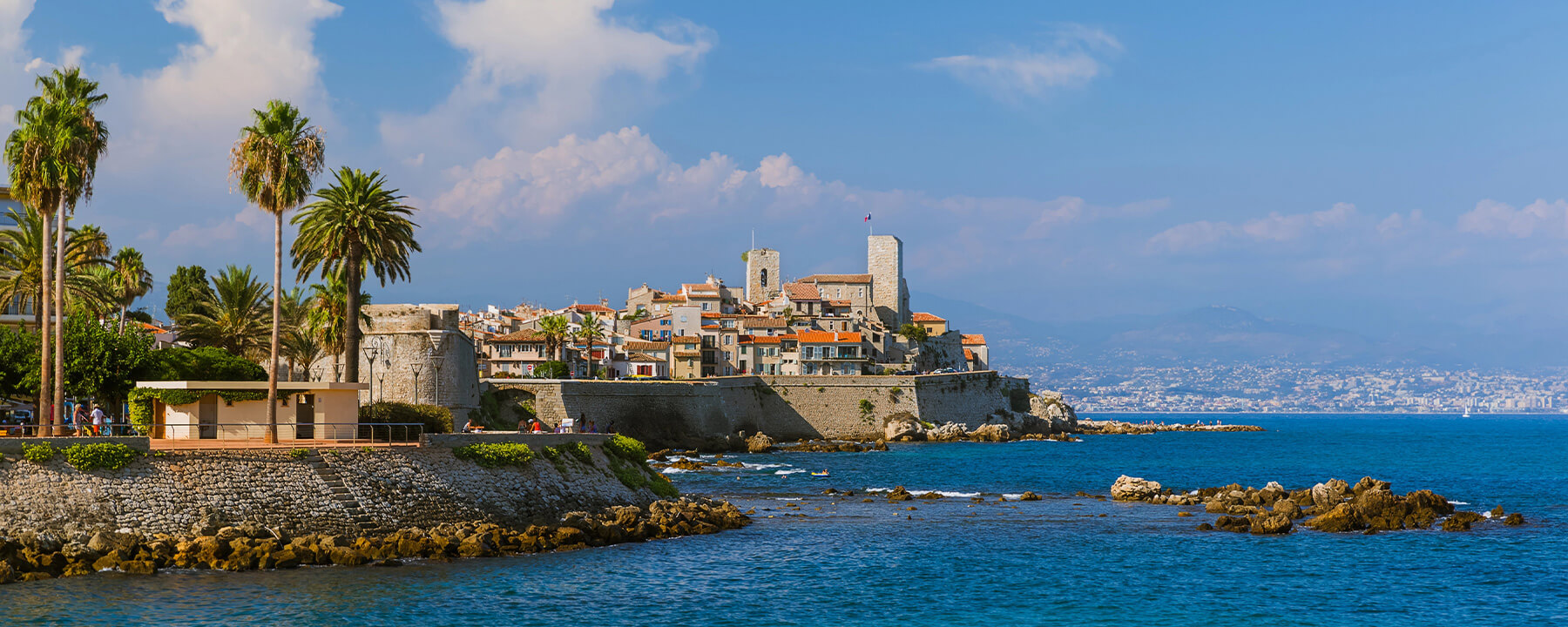 Antibes wurde im 5. Jahrhundert v. Chr. von den Griechen als Antipolis gegründet und entwickelte sich im Laufe der Jahrhunderte zu einer wichtigen römischen und später mittelalterlichen Festungsstadt