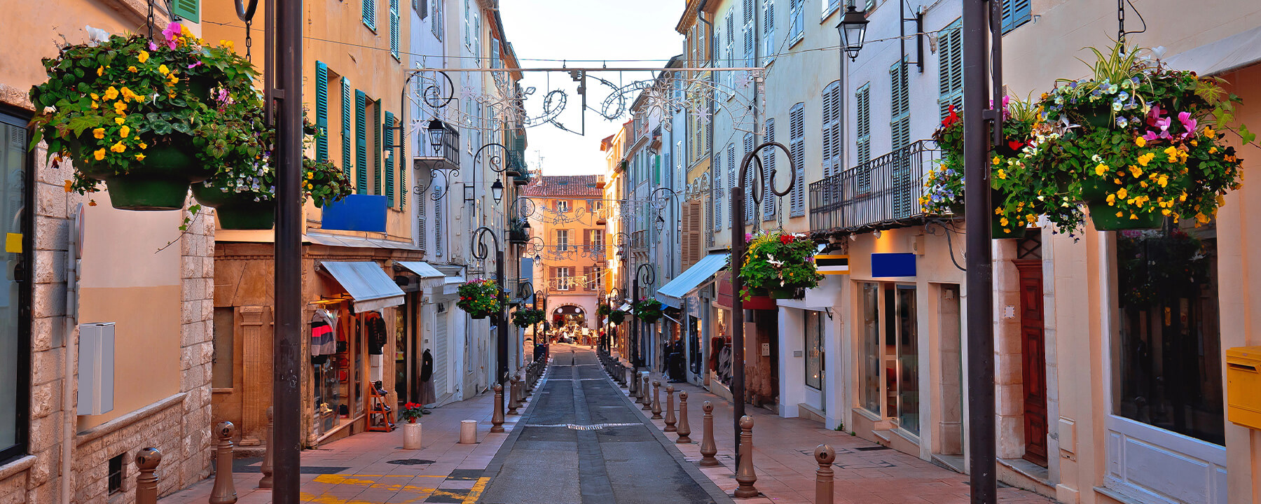 Die Altstadt von Antibes ist auch bekannt als Vieil Antibes und besticht durch ihre engen Gassen, charmanten Plätze und historischen Gebäude