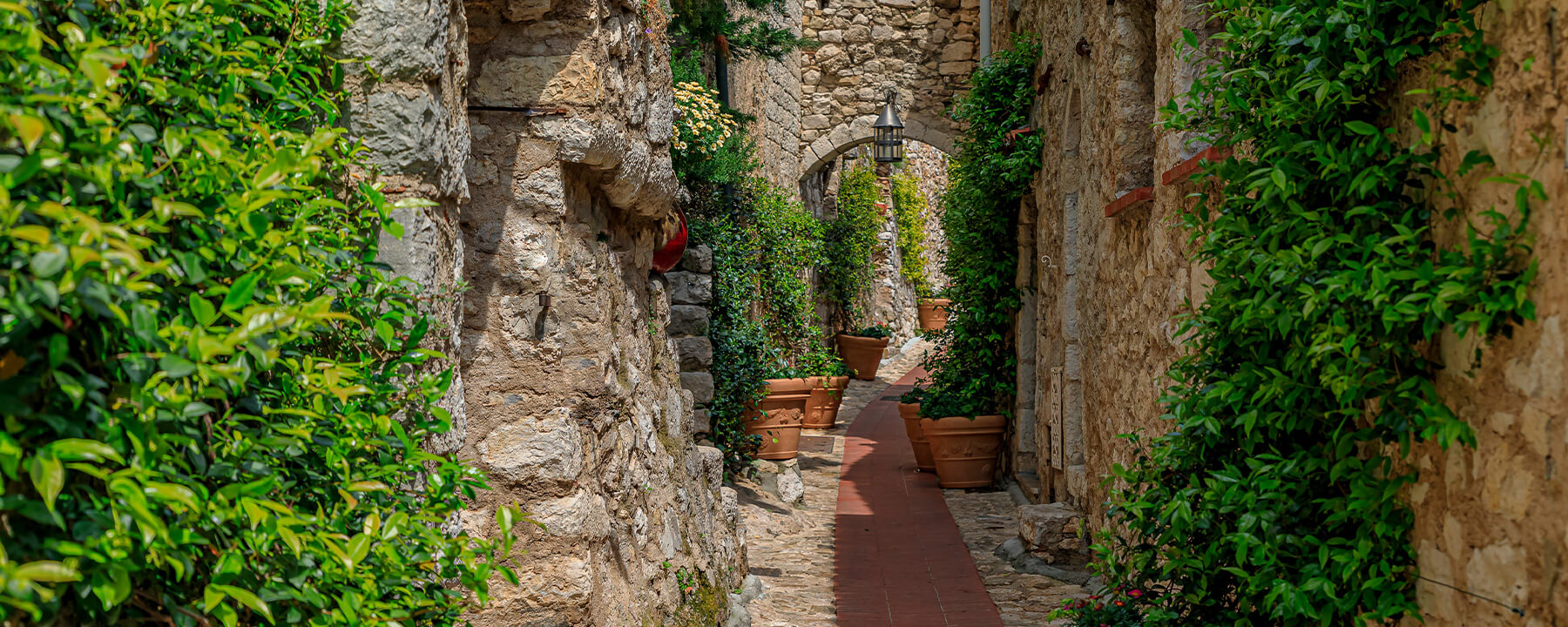 Die Altstadt von Èze in Frankreich verzaubert mit ihren mittelalterlichen Gassen, charmanten Steinhäusern und atemberaubenden Ausblicken auf das azurblaue Mittelmeer