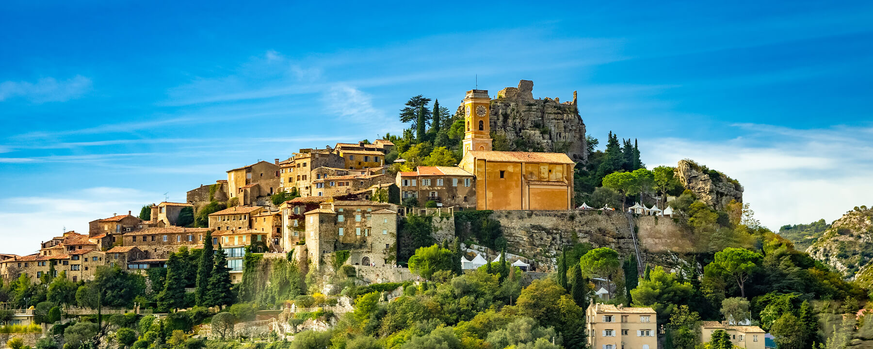 Èze ist ein wunderschönes, mittelalterliches Dorf, gelegen auf einem Hügel zwischen Nizza und Monaco, mit einem herrlichen Blick auf das Mittelmeer