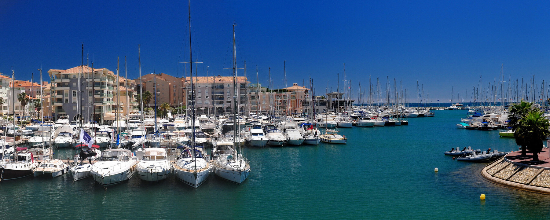 Der Hafen von Fréjus ist ein lebendiger Anlaufpunkt mit seinen zahlreichen Yachten und Segelbooten, den gemütlichen Cafés und seiner Nähe zu den historischen Sehenswürdigkeiten 