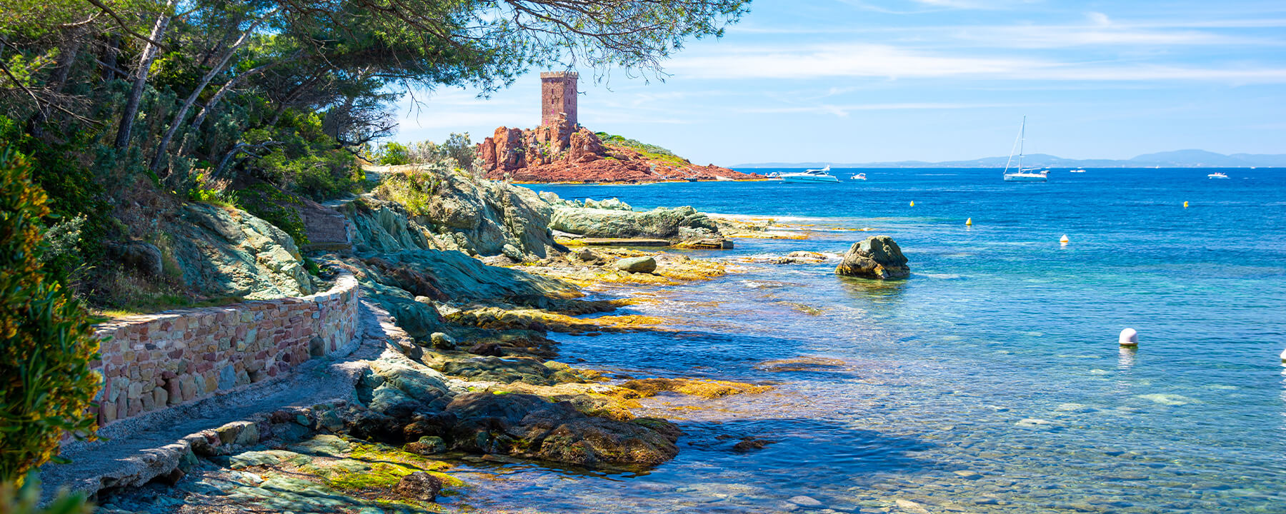 Die Strände von Fréjus bieten eine ideale Kulisse für Entspannung und Wassersport, während die umliegende Landschaft Möglichkeiten für Wanderungen und Erkundungen in der Natur bietet