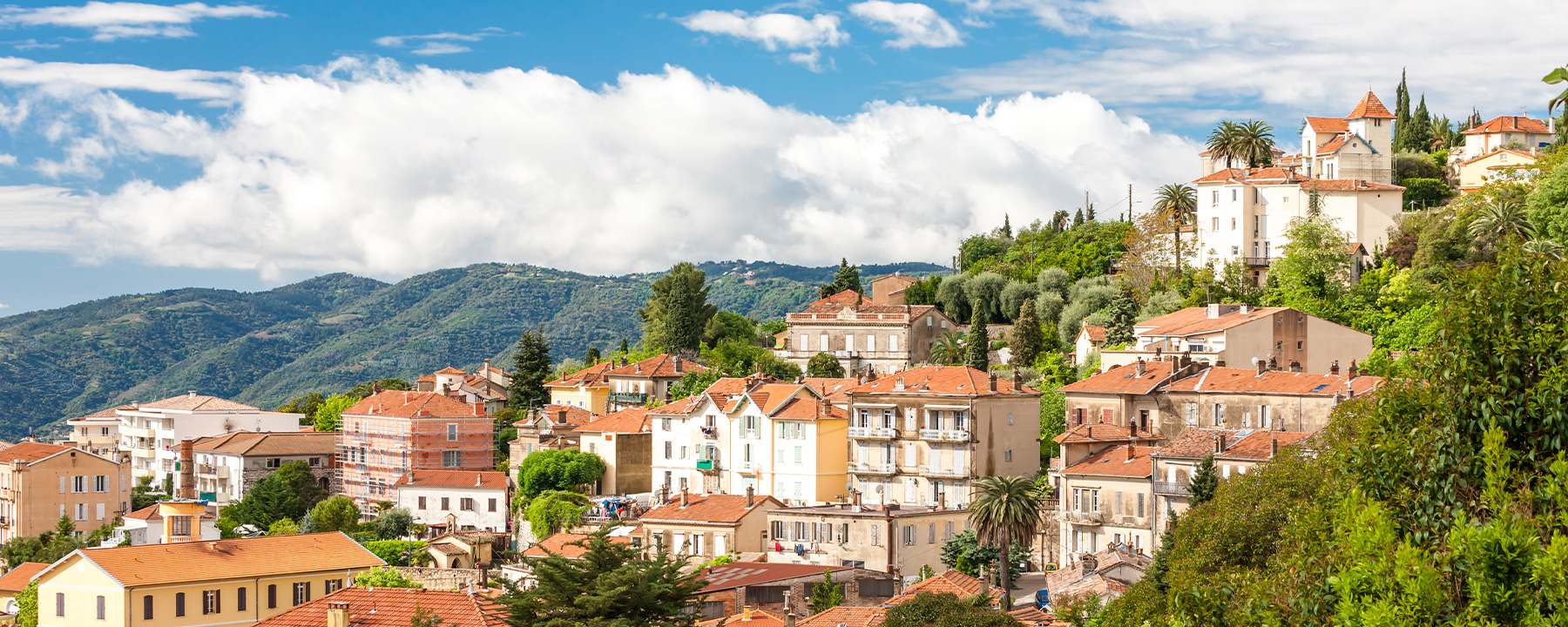 Die Altstadt von Grasse ist ein Labyrinth aus engen, kopfsteingepflasterten Gassen, die von alten Gebäuden gesäumt sind