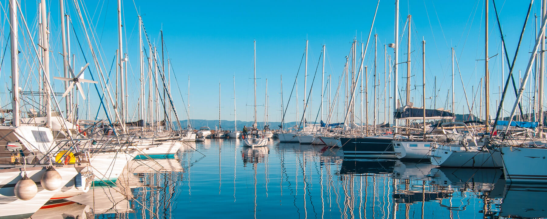 Der Hafen von Hyères, bekannt als Port Saint-Pierre, ist ein lebendiger Jachthafen, der als Ausgangspunkt für Bootsfahrten zu den Îles d'Hyères dient und mit seinen umliegenden Restaurants und Cafés ein beliebter Treffpunkt für Einheimische und Besucher ist