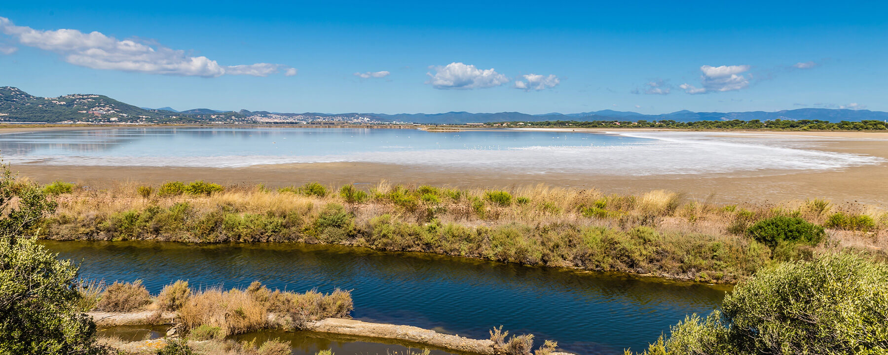 Die Salinen von Hyères entfalten mit ihren weiten Salzbecken und Feuchtgebieten eine besondere Landschaft, die zahlreichen Vogelarten, darunter auch Flamingos, einen geschützten Lebensraum bietet