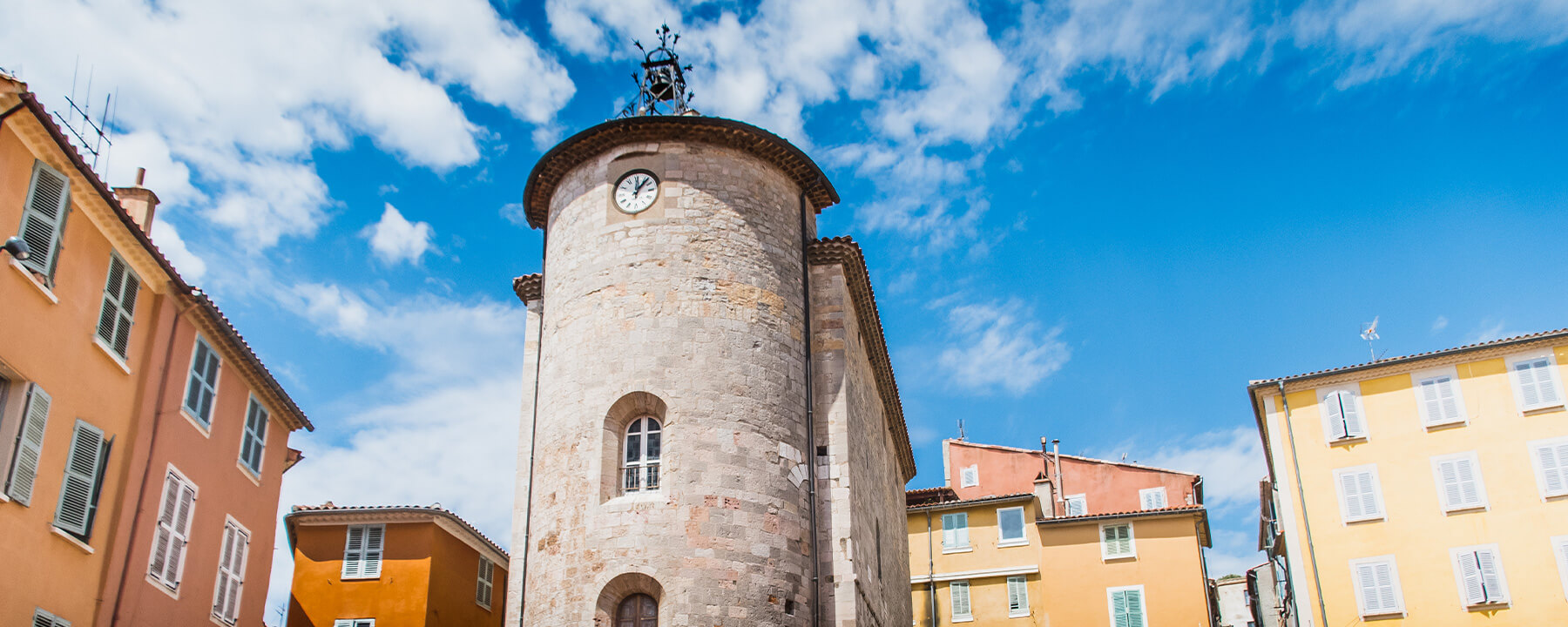 Hyères ist bekannt für ihre gut erhaltene Altstadt, ihre Nähe zu den Îles d'Hyères und ihre reiche kulturelle Geschichte, die bis in die Antike zurückreicht