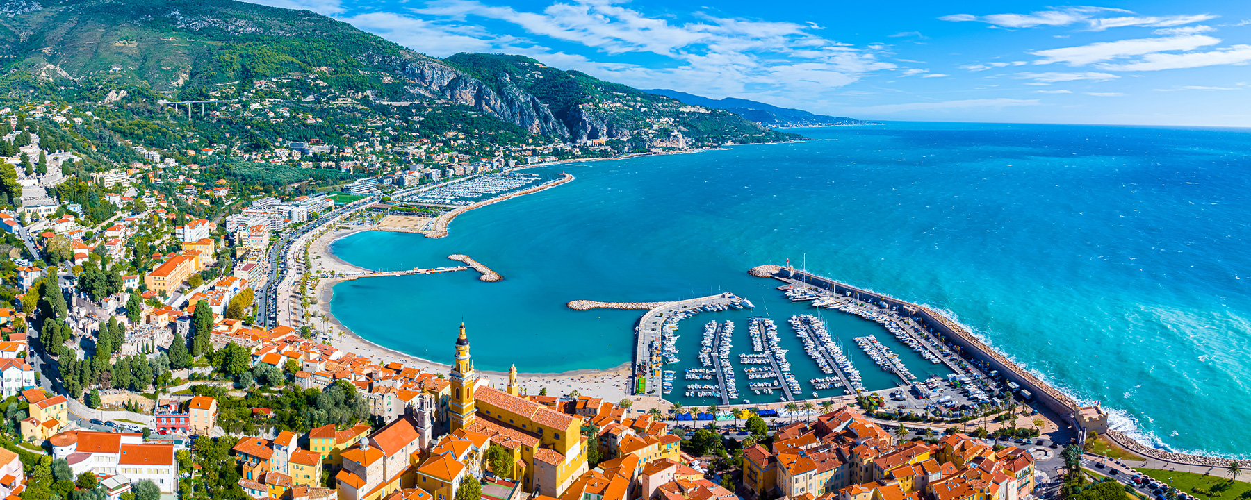 Menton ist eine bezaubernde Stadt nahe der italienischen Grenze und profitiert von einem außergewöhnlich milden Klima