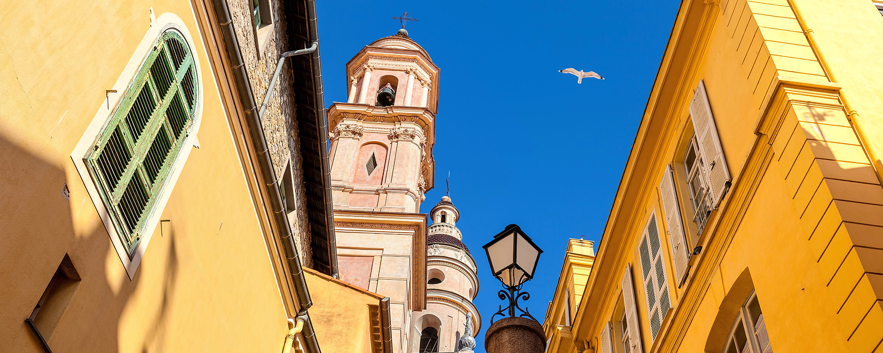 Die Altstadt von Menton, mit ihren engen, kopfsteingepflasterten Gassen und farbenfrohen Häusern, strahlt einen unverwechselbaren Charme aus