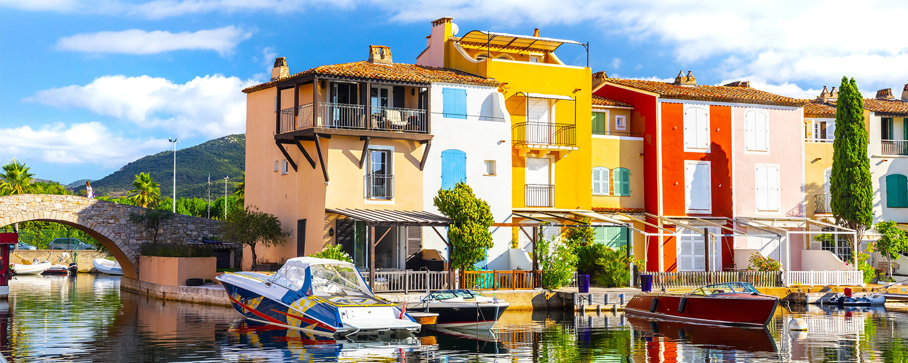 Port Grimaud wird oft als das "Venedig der Côte d'Azur" bezeichnet und ist bekannt für seine malerischen Kanäle und bunten Häuser, die sich wunderbar vom Boot aus erkunden lassen