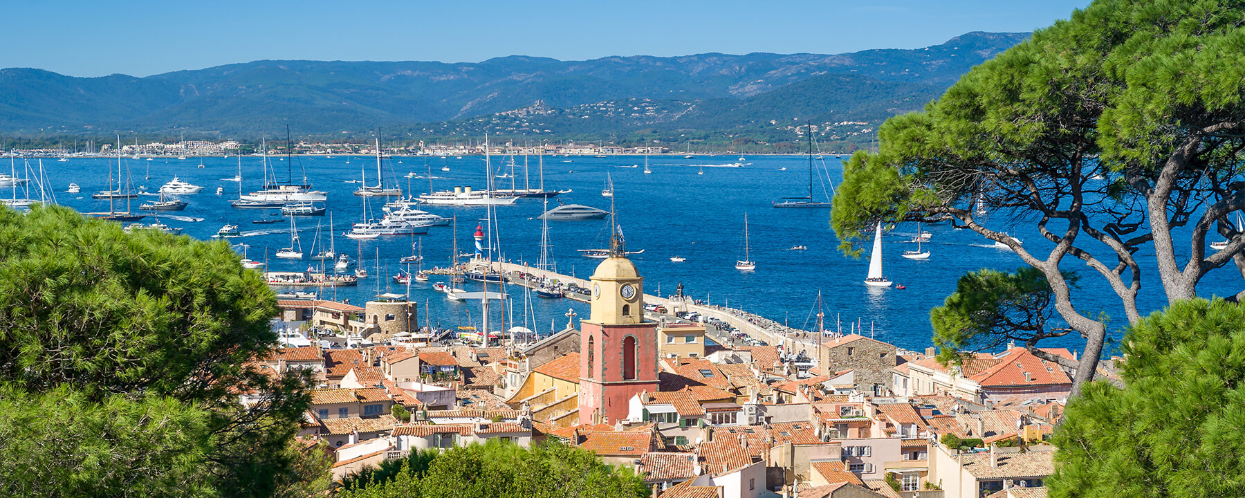 Die Altstadt von Saint-Tropez, bekannt als La Ponche, entzückt durch ihre charmanten, engen Gassen, pastellfarbenen Häuser und das authentische Flair eines ehemaligen Fischerdorfes