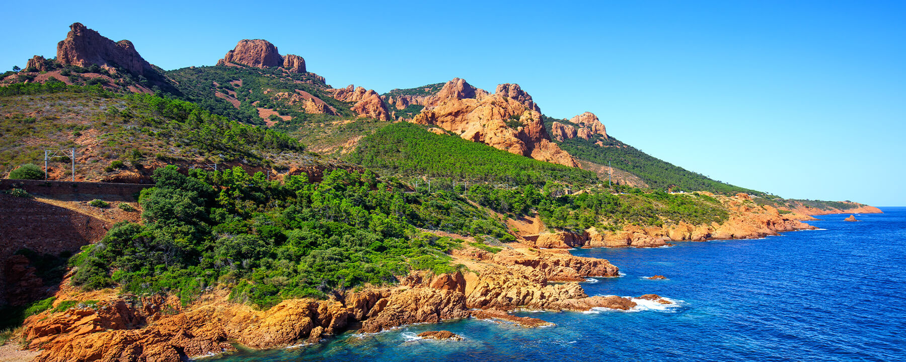 Eine Wanderung im Massif des Maures bietet die Möglichkeit, durch dichte Korkeichenwälder und entlang zerklüfteter Hügel zu wandern, während du die atemberaubenden Ausblicke auf die Mittelmeerküste genießen kannst