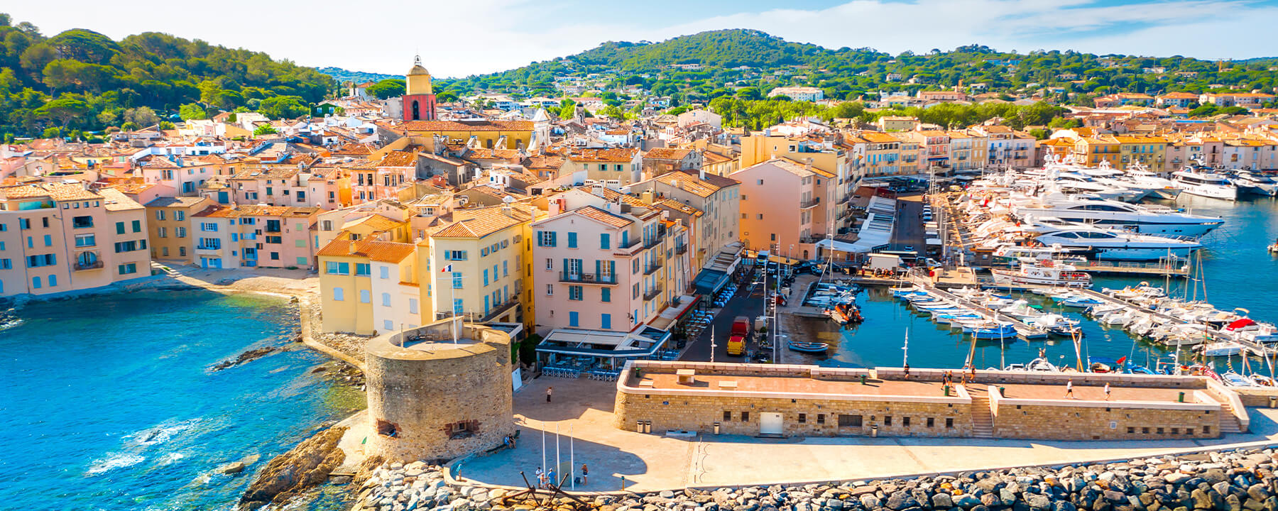 Saint-Tropez ist ein berühmtes Küstendorf an der Côte d'Azur, das für seinen Hafen bekannt ist, der als Treffpunkt für luxuriöse Yachten aus aller Welt dient und das Jetset-Leben sowie die maritime Geschichte der Region widerspiegelt