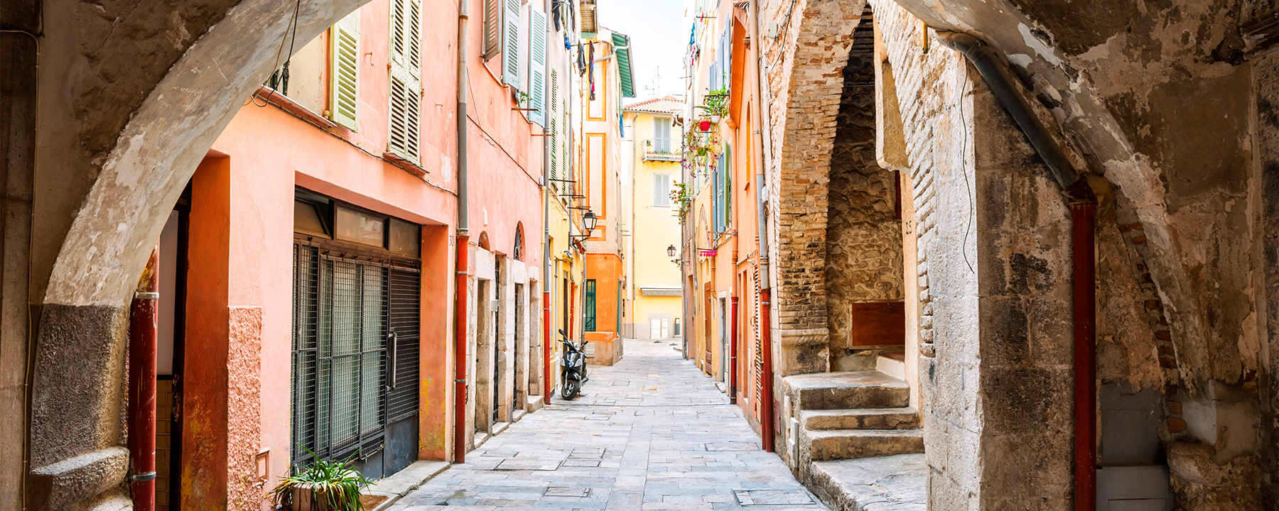 Die Altstadt von Villefranche-sur-Mer besticht durch ihre verwinkelten, kopfsteingepflasterten Gassen und die pastellfarbenen Häuser