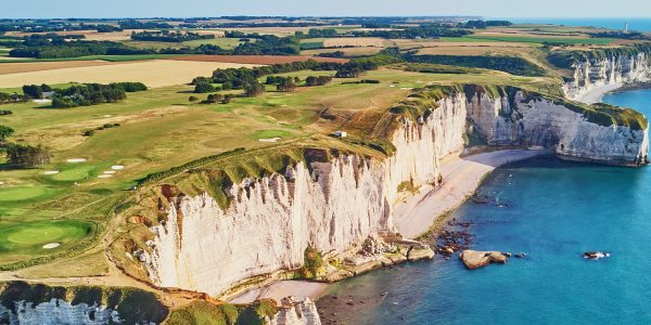 Die Küste der Normandie ist geprägt von steilen Klippen und langen Sandstränden