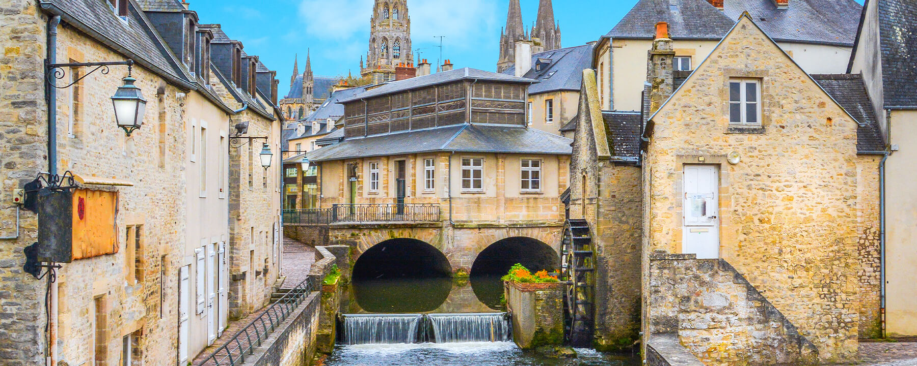 Die Altstadt von Bayeux hat ihren historischen Charme bewahrt, mit gepflasterten Straßen, Fachwerkhäusern und gemütlichen Cafés