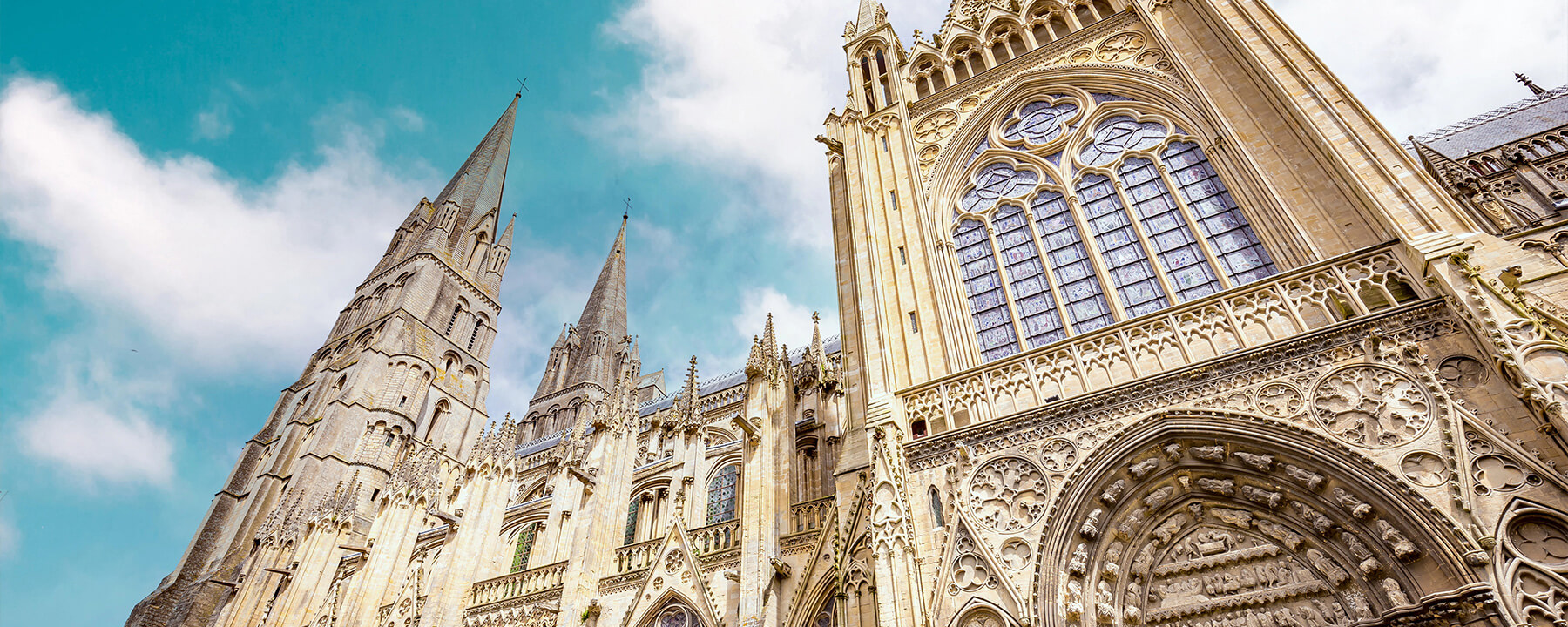 Die Kathedrale Notre-Dame de Bayeux ist ein beeindruckendes Beispiel gotischer Architektur und wurde im 11. Jahrhundert erbaut