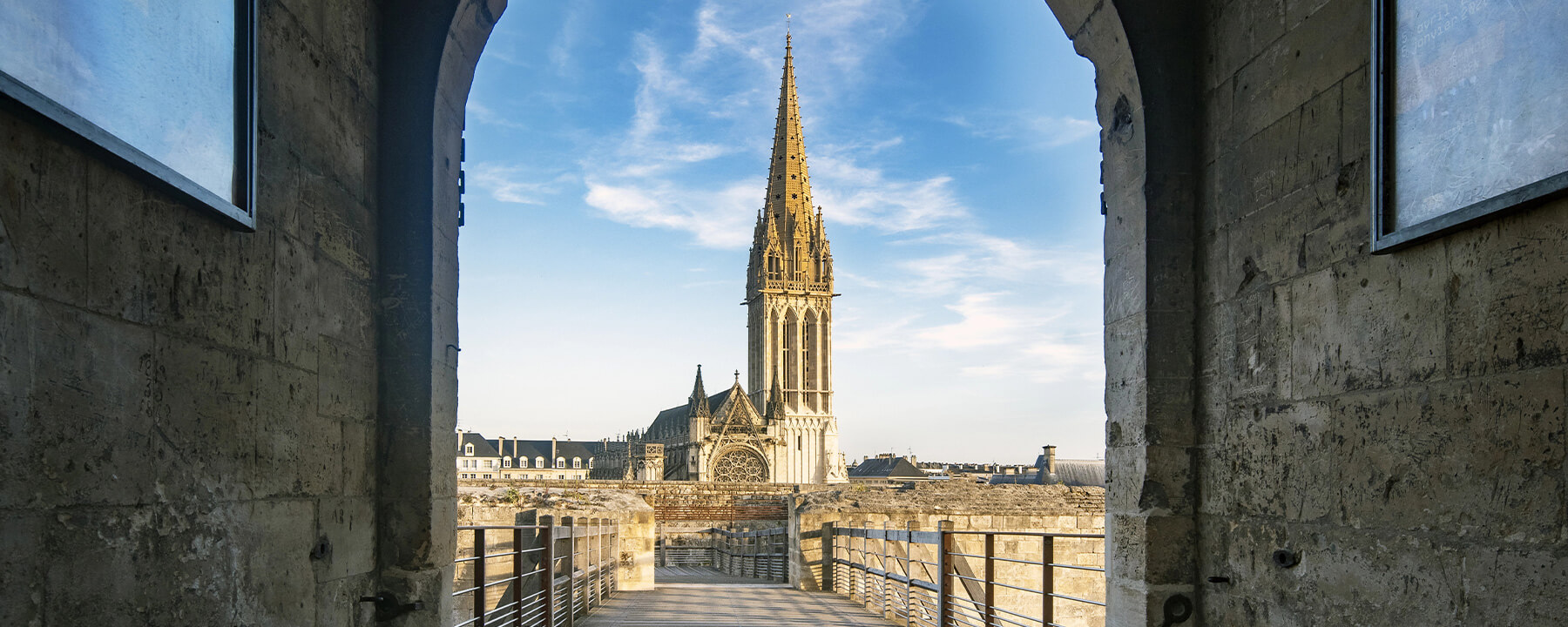 Die Kirche Saint-Pierre ist ein beeindruckendes Beispiel für die gotische und Renaissance-Architektur und spielt seit dem 13. Jahrhundert eine zentrale Rolle im religiösen Leben der Stadt